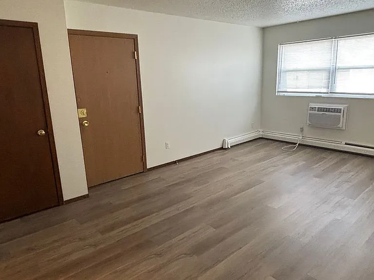 920 E Burlington St — Photo 7