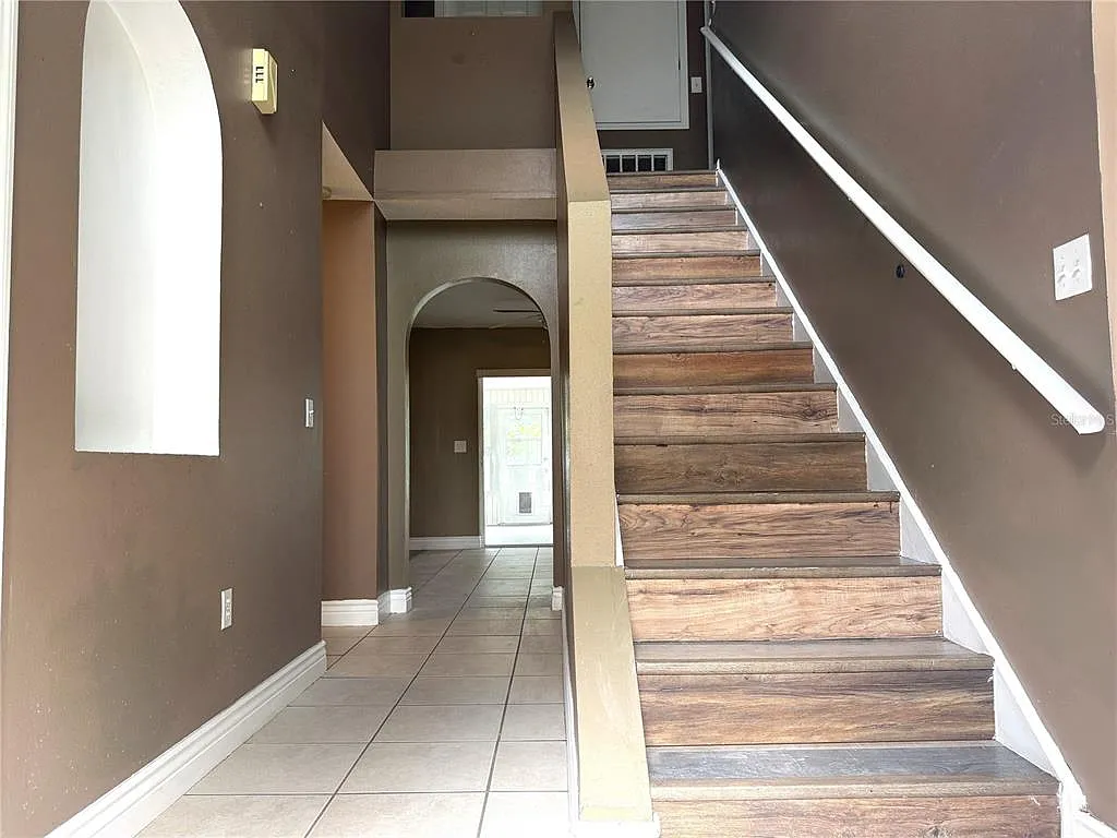 4 bed, 2.5 bath, 2208 sqft, $2,400 — Photo 4