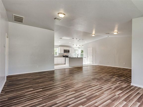 5th image of 4009 Woods Dr