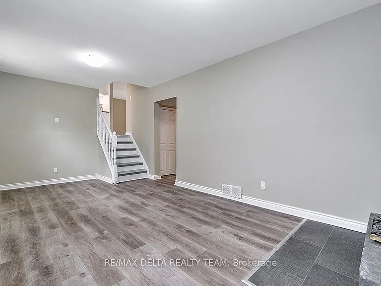 397 Phoenix Cres — Photo 21