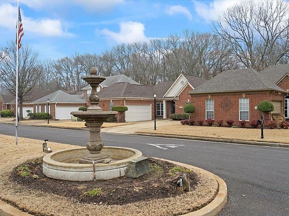 3rd image of 270 Fountain River Dr