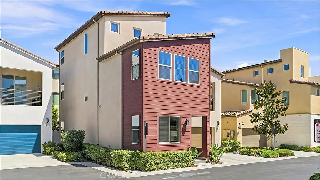 3 bed, 3.5 bath, 2958 sqft, $5,200 — Photo 2