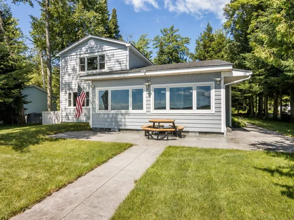 14455 Birch Pointe Dr, Kewadin, MI 49648