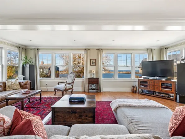 77 Salisbury St, Hull, MA 02045
