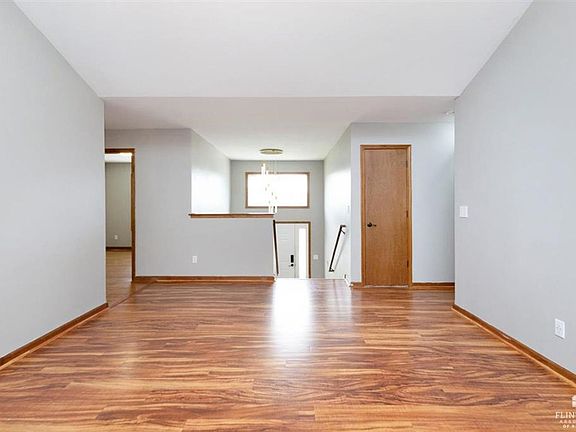 5th image of 3017 Oakwood Dr