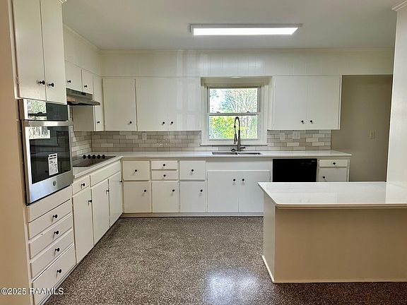 4th image of 208 Colonial Dr