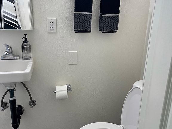 4th image of 1321 E St APT 9