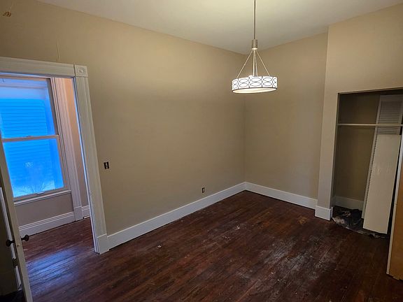 4th image of 607 E Oak St