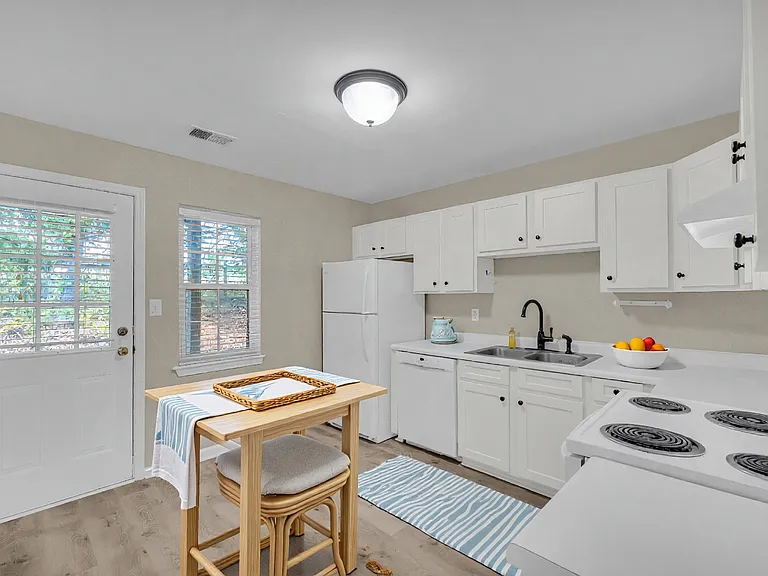 100 Woodstone Dr #7 — Photo 9