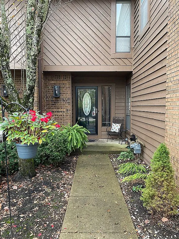 1004 Nob Hill Dr photo 1