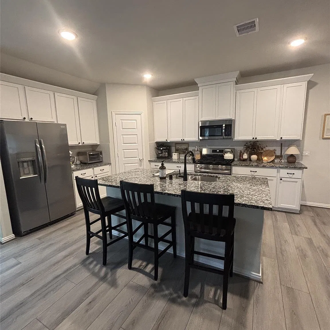 3 bed, 2.0 bath, 1964 sqft, $2,500 — Photo 4
