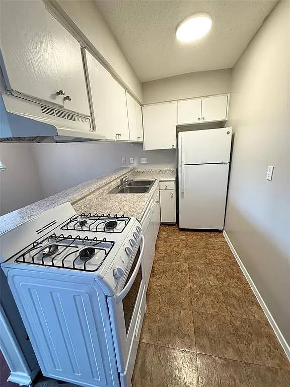 1 bed, 1.0 bath, 200 sqft, $895 — Photo 1