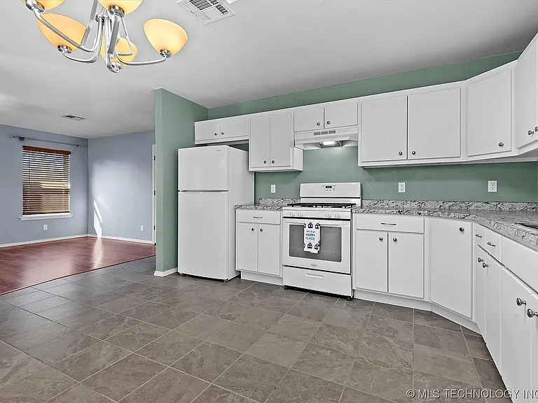 1449 S Oak Ave — Photo 5