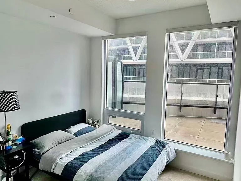238 Simcoe St — Photo 6