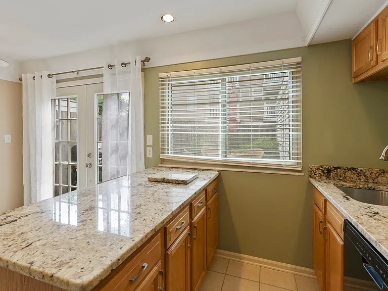 943 Manor Ln — Photo 32