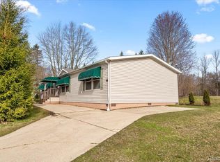 11018 Woodland Ridge Ct, South Lyon, MI
