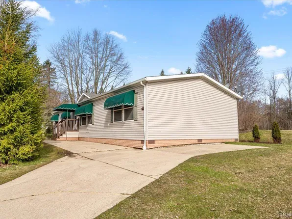 11018 Woodland Ridge Ct, South Lyon, MI 48178