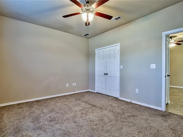 702 E College St — Photo 18