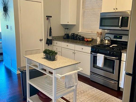 5th image of 1225 W Erie St #425