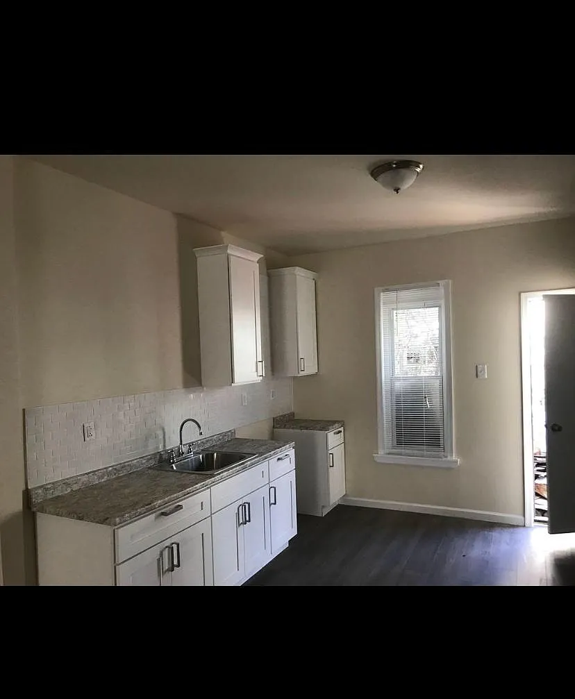 1309 W Somerset St photo 1