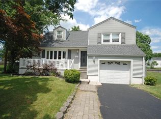 2 Center Pl, Middlesex, NJ 08846
