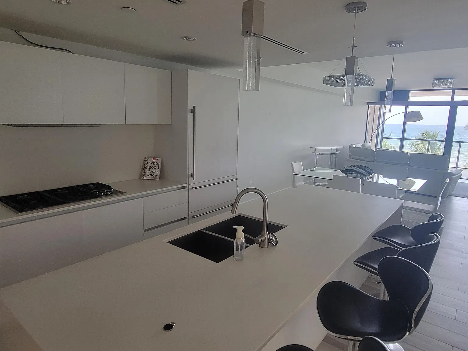 2 bed, 2.5 bath, 1902 sqft, $9,000 — Photo 4