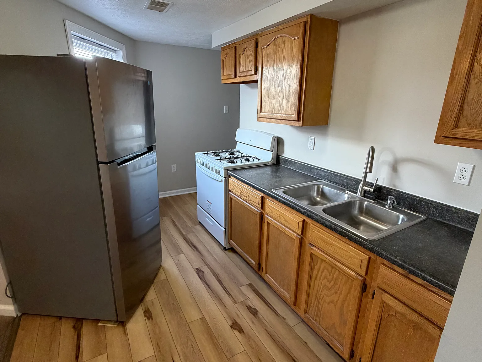 3 bed, 1100 sqft, $1,200 — Photo 3