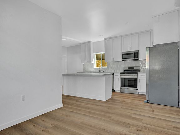 5th image of 13804 Moorpark St #11551418