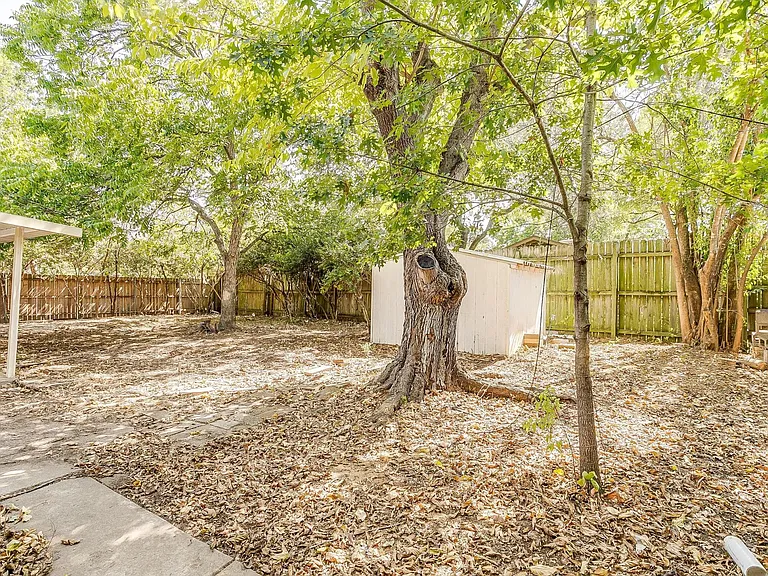 802 Sutton Ct — Photo 44