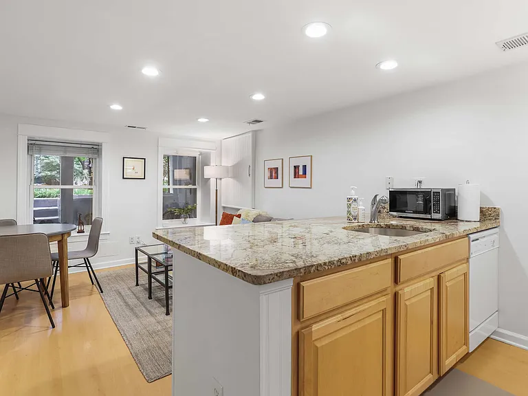 1231 F St NE #B — Photo 4