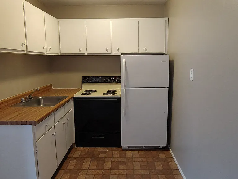 Colonial Club Apartments — Photo 12