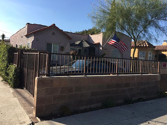 Front of home with private parking