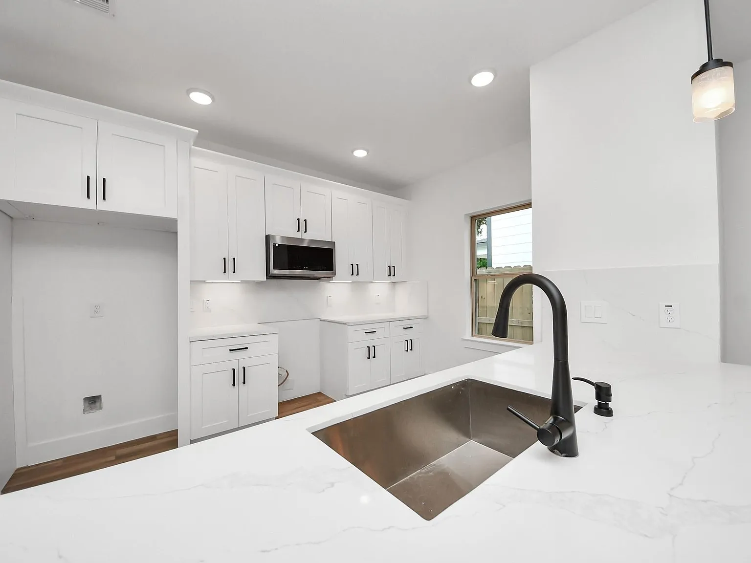 3 bed, 2.5 bath, 2071 sqft, $2,300 — Photo 3
