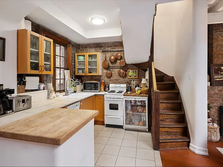 61 Perry St #CARRIAGEHOUS — Photo 4