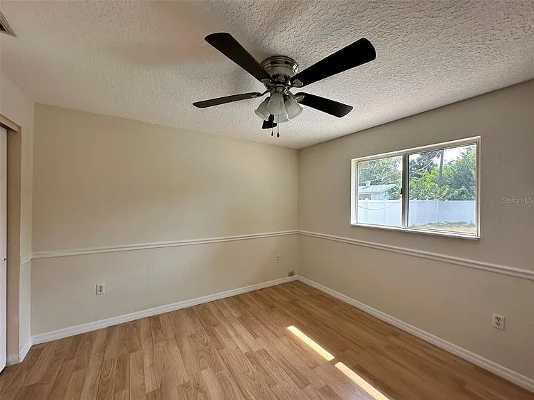 390 Kenova St — Photo 10