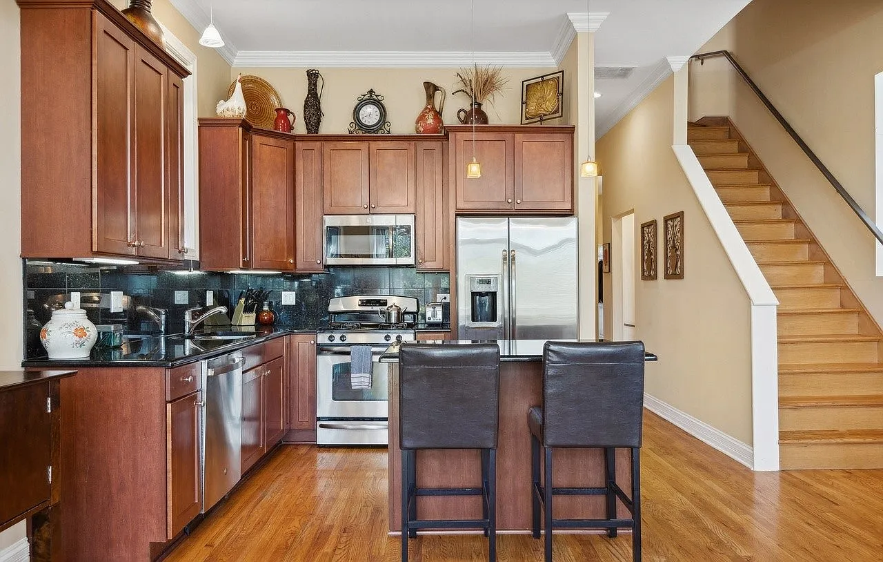 2428 West Cortez Street — Photo 2
