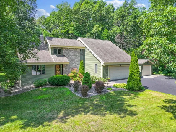 1819 Berkshire Dr, Green Bay, WI 54313