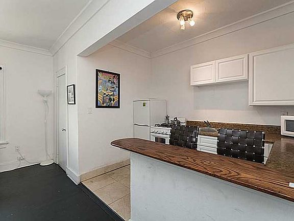3rd image of 1619 Jefferson Ave APT 19