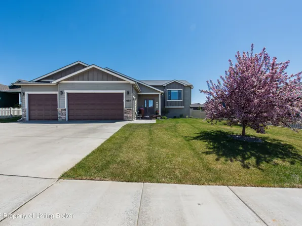 3260 Cody Dr, Dickinson, ND 58601