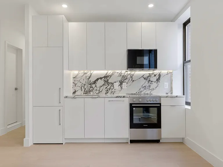 301 W 22nd St #22 — Photo 2