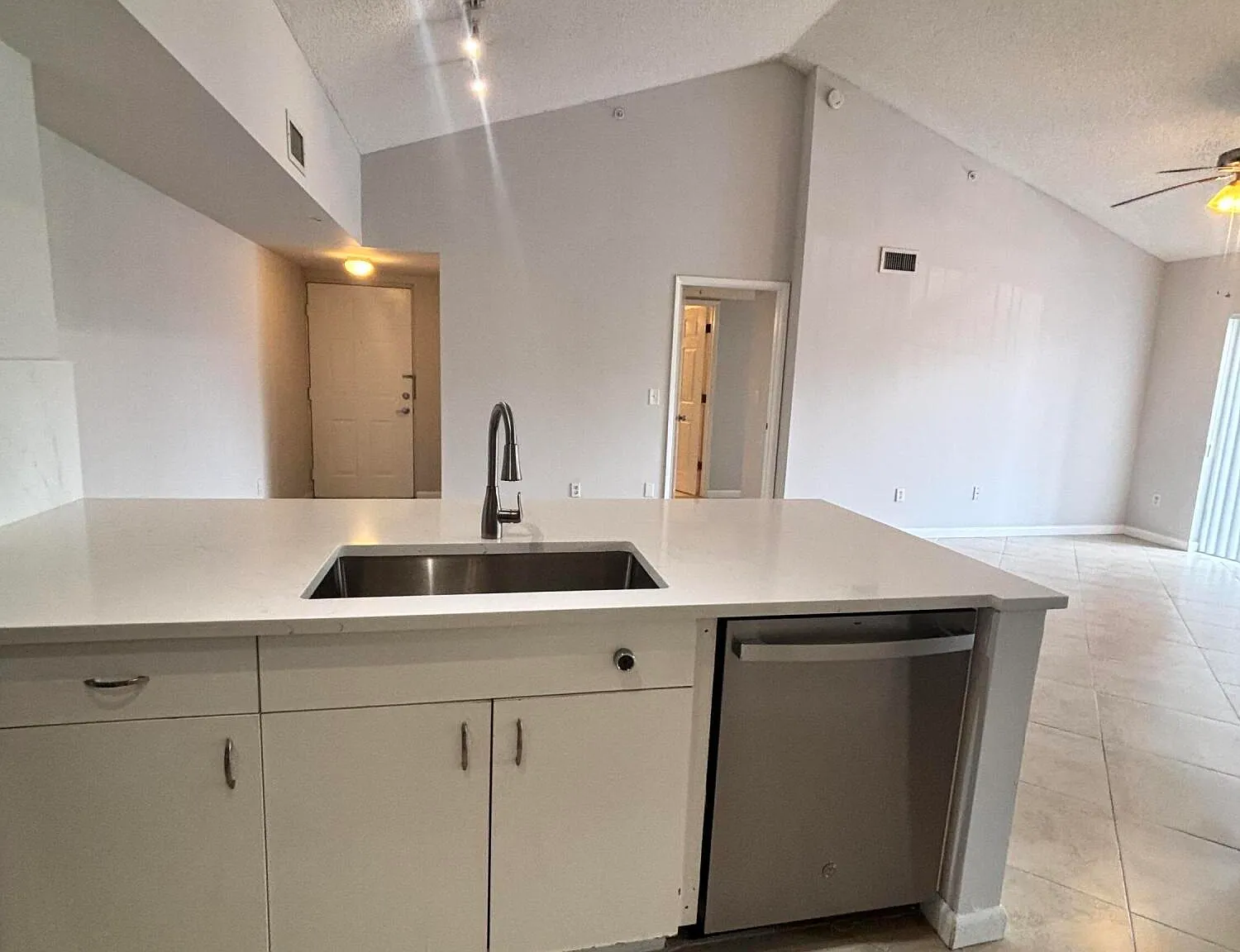 2 bed, 2.0 bath, 1124 sqft, $2,400 — Photo 4
