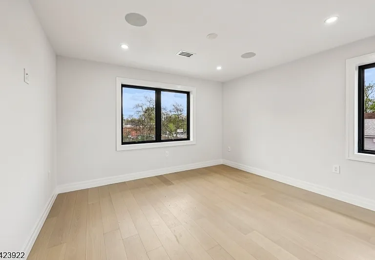 51 Albany Ave — Photo 25