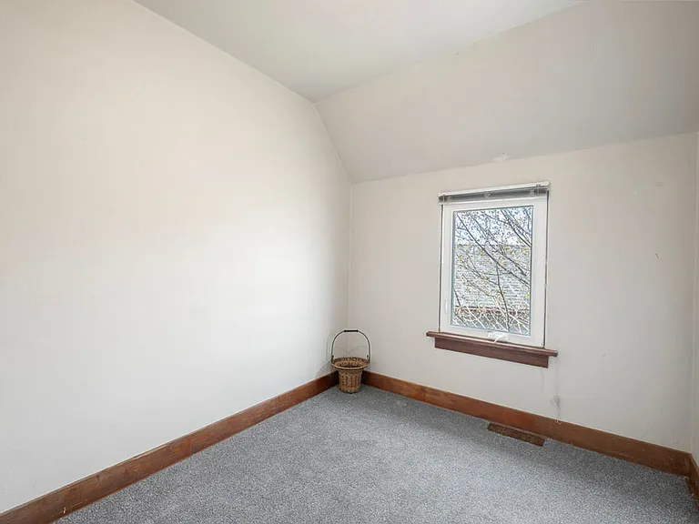 935 NE Maple St — Photo 14