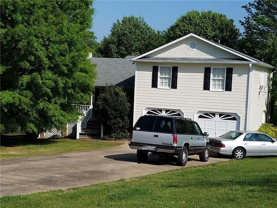 2nd image of 3230 Hummingbird Dr