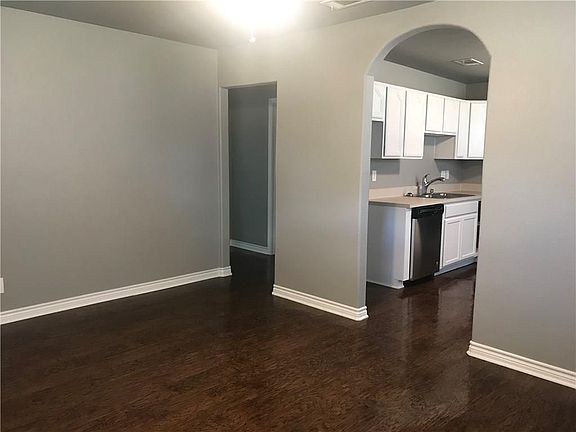 5th image of 212 E Barron Ave