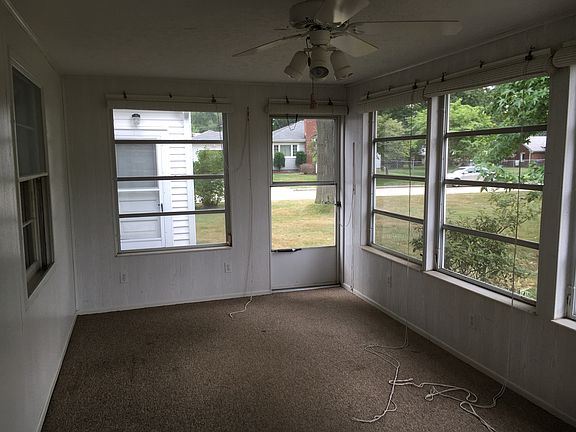 5th image of 3992 Eleanor St