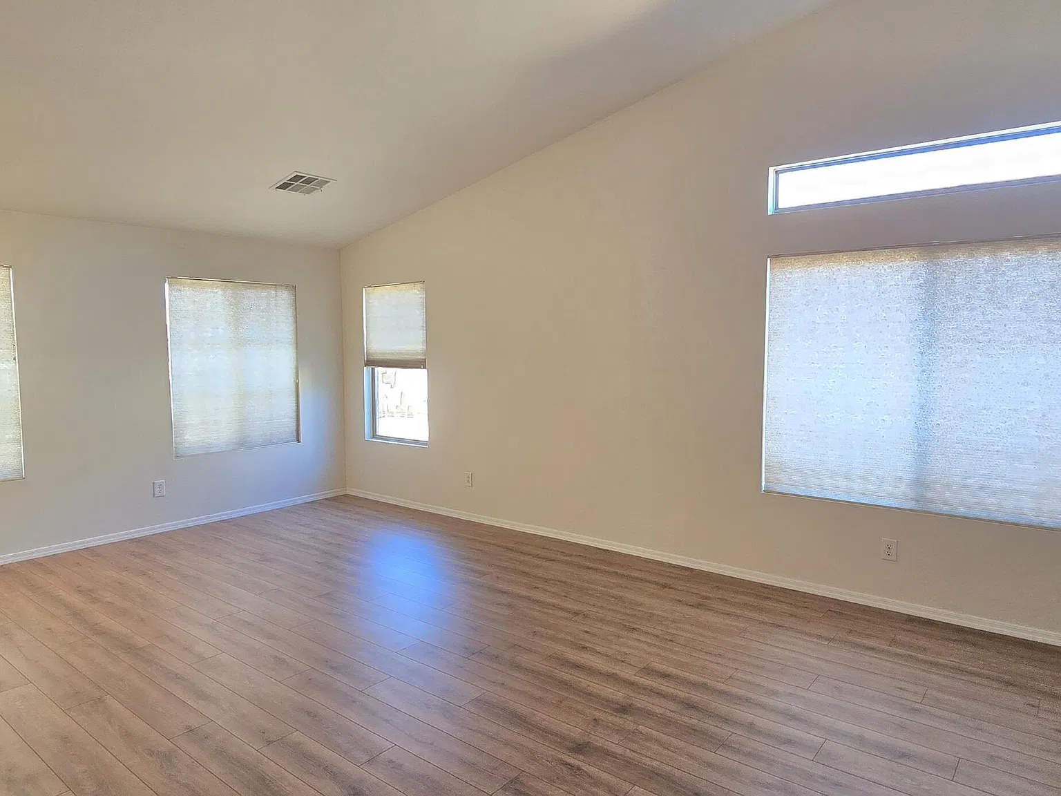 3 bed, 2.0 bath, 1864 sqft, $2,300 — Photo 4