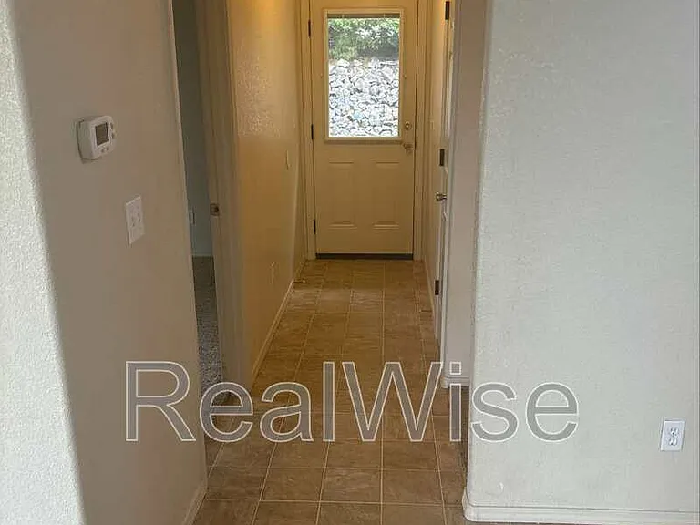 175 Barron Ct — Photo 4