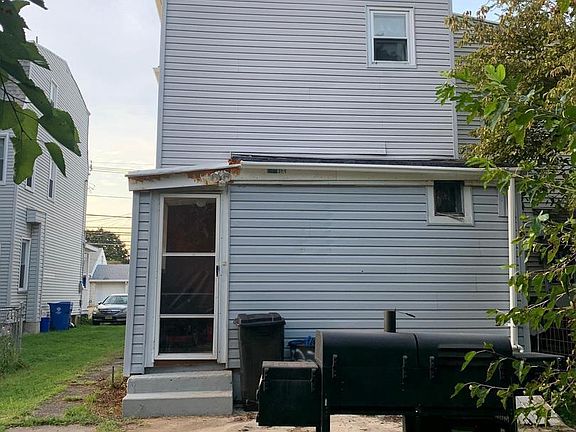 3rd image of 822 Columbus Rd