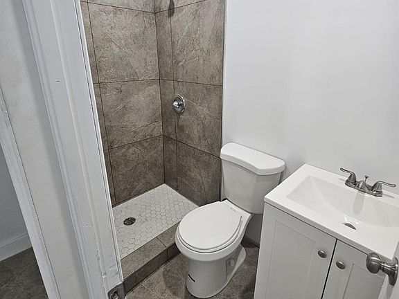 4th image of 1010 NE 143rd St #A